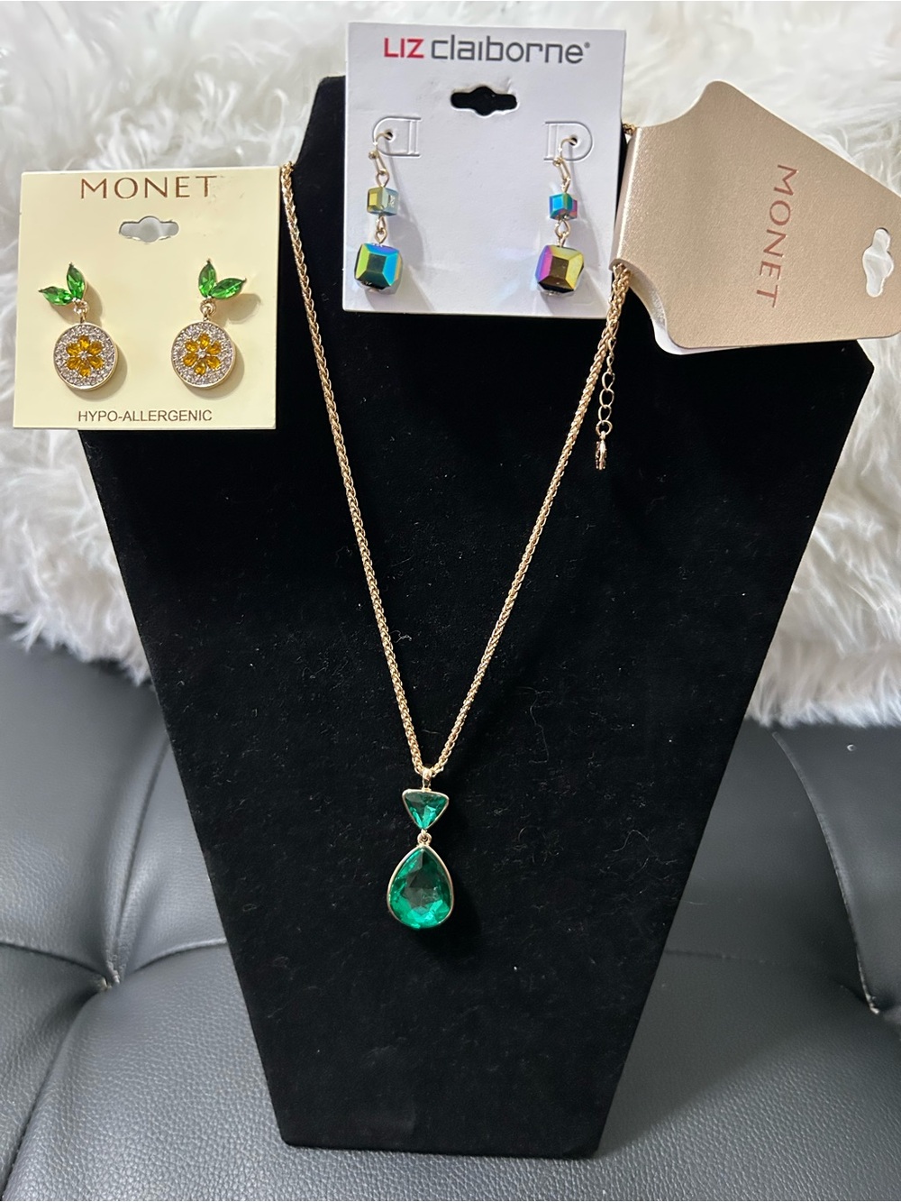 NWT Liz Claiborne Gold-Tone Emerald Teardrop Pendant Necklace/2 earring sets